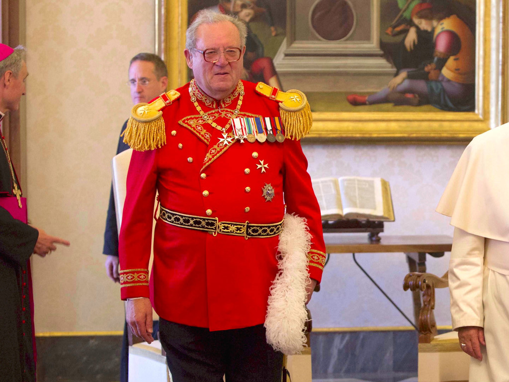 Đứng đầu chính phủ là Hoàng tử và Đại Kiện Tướng, ngoài ra còn có 13.000 thành viên và 80.000 tình nguyện viên. Một trong số các hiệp sĩ của Dòng đang ở tại pháo đài St. Angelo, Cộng hòa Malta.