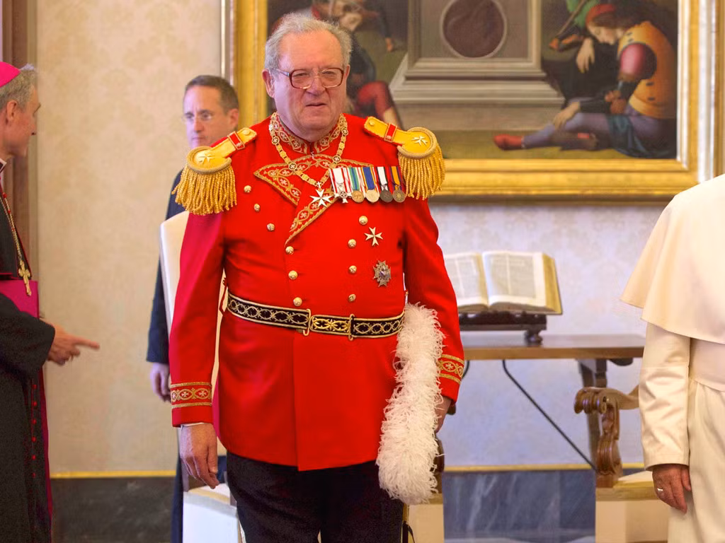 Đứng đầu chính phủ là Hoàng tử và Đại Kiện Tướng, ngoài ra còn có 13.000 thành viên và 80.000 tình nguyện viên. Một trong số các hiệp sĩ của Dòng đang ở tại pháo đài St. Angelo, Cộng hòa Malta.