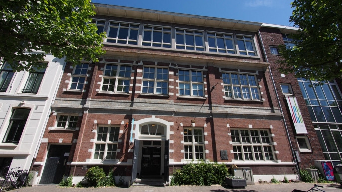 Vào thời điểm ấy, trường của ông Hulst nằm ngay cạnh một trung tâm trẻ em Do Thái.