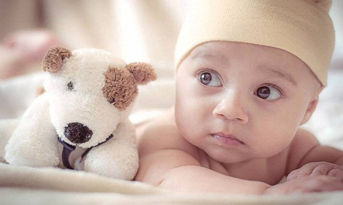 Tại Đan Mạch, chọn tên cho trẻ là một việc làm nghiêm túc, theo luật định và cần phải được Bộ Các vấn đề giáo hội cùng Bộ Các vấn đề gia đình và tiêu dùng thông qua. Theo đó, các bậc cha mẹ có thể chọn một tên được thông qua trước từ danh sách gồm 7.000 tên, hầu hết là kiểu Anh và Tây Âu, mà chính phủ đưa ra gồm: 3.000 tên con trai và 4.000 tên con gái.