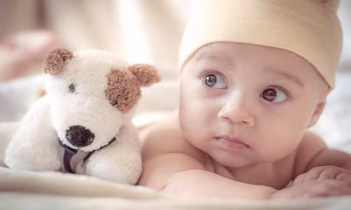 Tại Đan Mạch, chọn tên cho trẻ là một việc làm nghiêm túc, theo luật định và cần phải được Bộ Các vấn đề giáo hội cùng Bộ Các vấn đề gia đình và tiêu dùng thông qua. Theo đó, các bậc cha mẹ có thể chọn một tên được thông qua trước từ danh sách gồm 7.000 tên, hầu hết là kiểu Anh và Tây Âu, mà chính phủ đưa ra gồm: 3.000 tên con trai và 4.000 tên con gái.