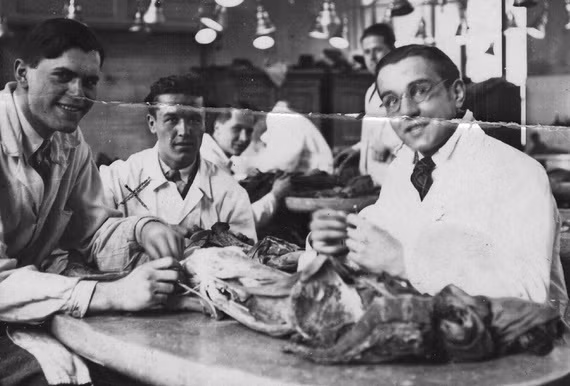 Sau khi trải qua thí nghiệm đóng băng, các bác sĩ "tử thần" tiếp tục dội nước sôi vào bàng quang, ruột và dạ dày để xem cơ thể hồi phục thế nào.