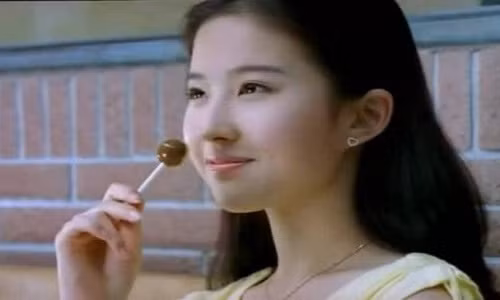 Nếu chỉ xét riêng về nhan sắc, hẳn Lưu Diệc Phi của năm xưa không có đối thủ