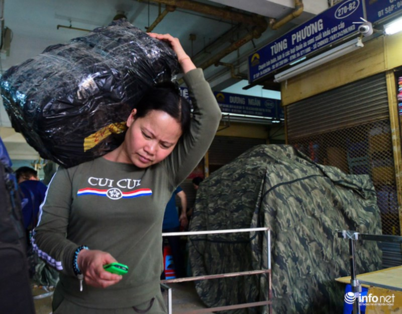 Mặc cho nhịp chảy của thời gian, chợ Đồng Xuân với hơn 200 năm lịch sử vẫn sống động với từng dấu mốc và tấp nập với người bán kẻ mua.