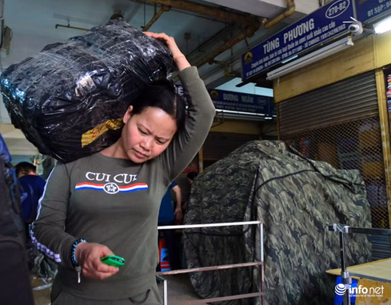 Mặc cho nhịp chảy của thời gian, chợ Đồng Xuân với hơn 200 năm lịch sử vẫn sống động với từng dấu mốc và tấp nập với người bán kẻ mua.