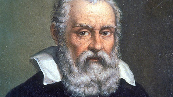 Sinh thời, Galileo ủng hộ khám phá của Copernicus rằng trái đất quay quanh mặt trời. Cũng chính vì điều này mà ông bị giới chức trách Italy cho là dị giáo.