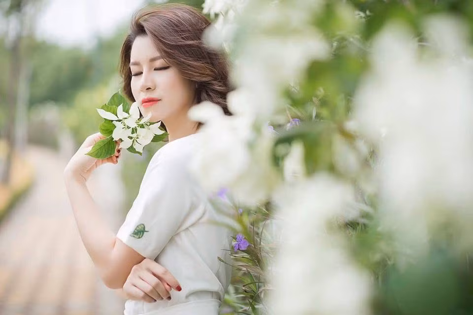 Lưu Huyền Trang: Thời gian gần đây, Lưu Huyền Trang vẫn tích cực diễn xuất. Tuy nhiên, để tiện chăm sóc gia đình và hoàn thành công việc tại Đoàn Kịch nói Công an nhân dân, cô chỉ đảm nhận những dự án ngắn, sitcom chẳng hạn như Sắc màu phái đẹp hay Cư dân thông thái đang phát sóng hàng ngày. Tuy khán giả vẫn thường xuyên được gặp gỡ Huyền Trang nhưng so với thời điểm cô liên tục xuất hiện trong các dự án phim dài tập phát trên sóng truyền hình, tên tuổi nữ diễn viên hiện im ắng, mờ nhạt hơn.