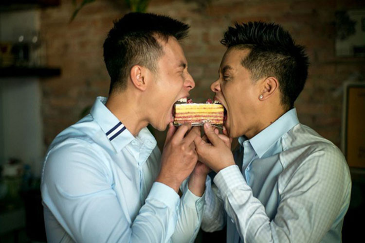 Biên đạo múa nổi tiếng chia sẻ, bạn trai của John Huy Trần là một người bình thường, làm công việc văn phòng. Hai người gặp nhau trong một lần đi chơi chung cùng nhóm bạn. Lúc đầu, chỉ là bạn nhưng gặp gỡ nhiều thấy yêu và cần nhau hơn. Cả hai thường xuyên chia sẻ những bức ảnh hài hước lên MXH.