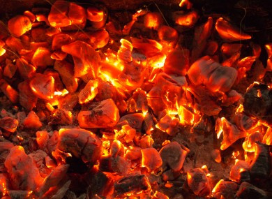 Ngoài ra, nam giới Trung Quốc thời xưa cũng đi trên than hồng để được các vị thần ban cho may mắn.