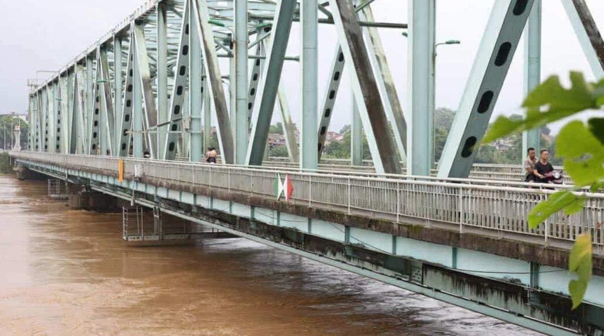 Tỉnh Yên Bái cấm các phương tiện qua cầu Yên Bái tại Km 280+500 trên quốc lộ 37. Thời gian cấm từ nay đến khi có thông báo mới.