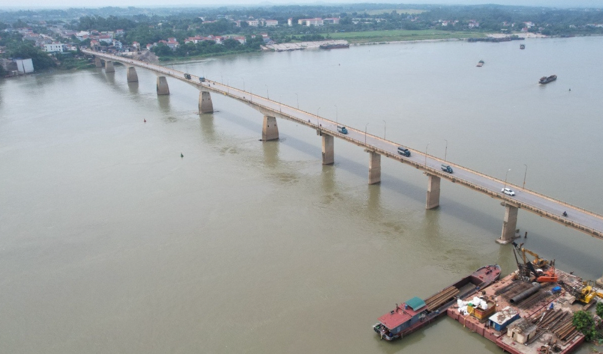 Từ chiều 9/9, Sở GTVT Phú Thọ thông báo cấm cầu Trung Hà tại Km 64+639 trên quốc lộ 32 (đây là câu cầu nối Hà Nội và Phú Thọ).