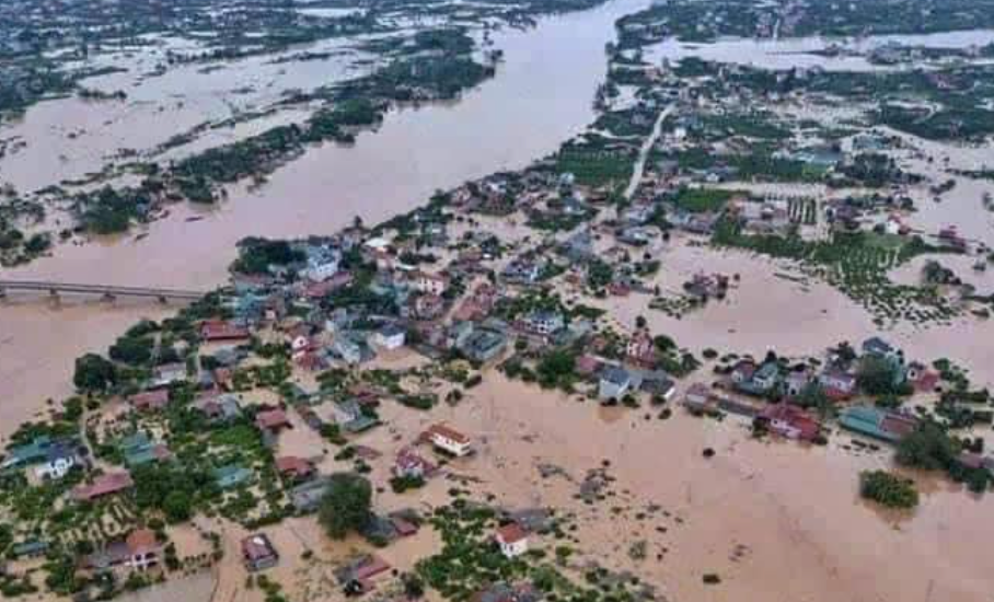 Riêng cầu Chiêm Hóa (QL.3B, huyện Chiêm Hóa) cấm tất cả người và phương tiện lưu thông qua cầu đến khi có thông báo mới.