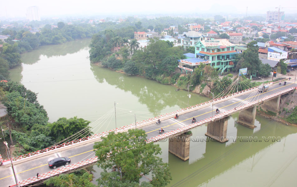 Tình hình lũ lụt tại Thái Nguyên có diễn biến phức tạp và nguy cấp nên chính quyền địa phương đã tạm thời cấm người, phương tiện đi qua cầu Gia Bẩy.