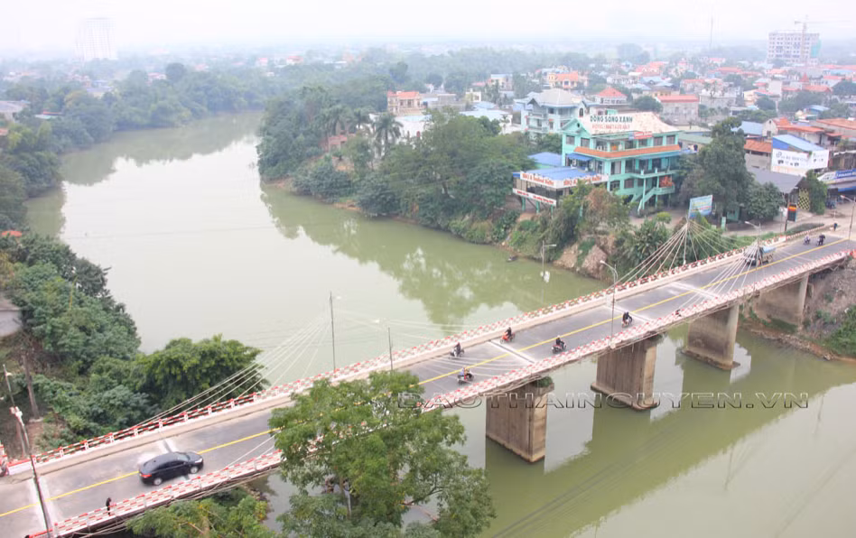 Tình hình lũ lụt tại Thái Nguyên có diễn biến phức tạp và nguy cấp nên chính quyền địa phương đã tạm thời cấm người, phương tiện đi qua cầu Gia Bẩy.