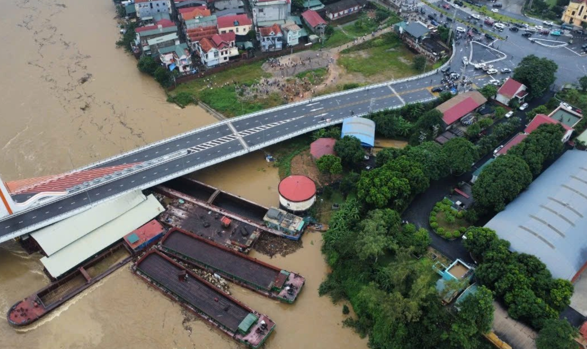Sáng 10/9, ngay sau khi phát hiện tàu, sà lan mắc kẹt dưới chân cầu Vĩnh Phú, bắc qua sông Lô nối hai tỉnh Vĩnh Phúc và Phú Thọ thuộc địa phận phường Dữu Lâu, TP Việt Trì, lực lượng chức năng đã tạm cấm các phương tiện di chuyển qua cầu Vĩnh Phú.