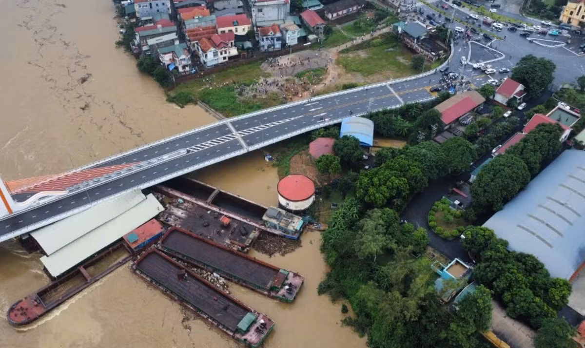 Sáng 10/9, ngay sau khi phát hiện tàu, sà lan mắc kẹt dưới chân cầu Vĩnh Phú, bắc qua sông Lô nối hai tỉnh Vĩnh Phúc và Phú Thọ thuộc địa phận phường Dữu Lâu, TP Việt Trì, lực lượng chức năng đã tạm cấm các phương tiện di chuyển qua cầu Vĩnh Phú.
