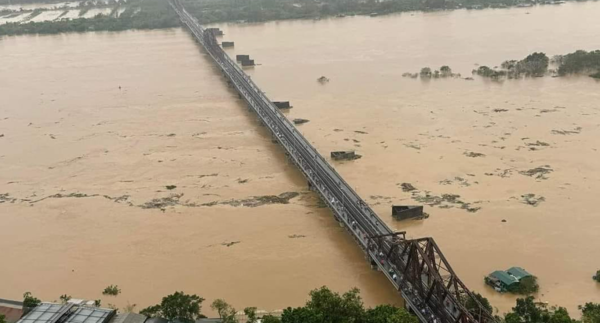 Công ty cổ phần Vận tải Đường sắt Hà Nội cũng đã dừng chạy tàu qua cầu Long Biên do mực nước sông Hồng qua cầu dâng cao, chảy xiết, uy hiếp an toàn.