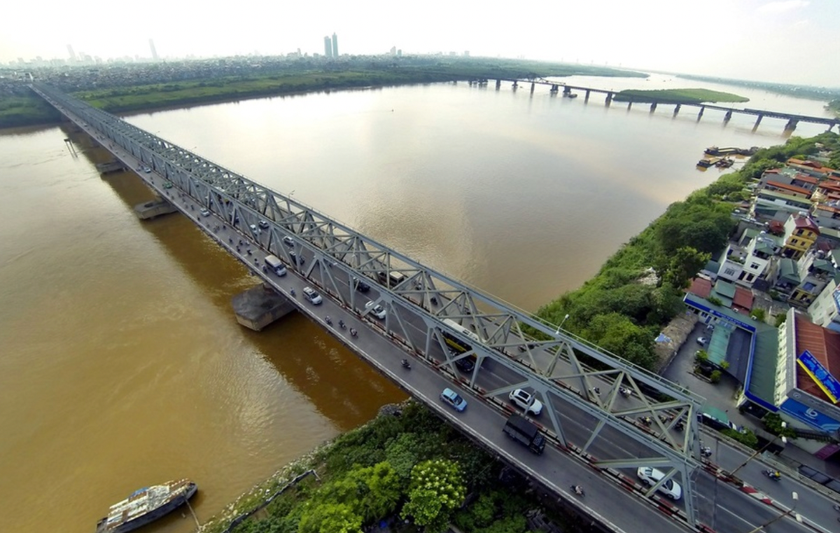 Sáng 10/9, do mực nước sông Hồng dâng cao, dòng chảy xiết, ảnh hưởng đến kết cấu hạ tầng công trình cầu. Do đó Sở GTVT Hà Nội hạn chế phương tiện qua cầu Chương Dương để đảm bảo ATGT.