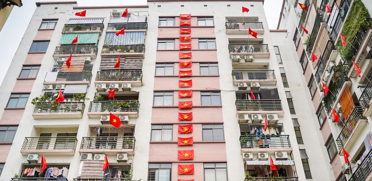 Một chung cư tại quận Long Biên rực rỡ cờ hoa. Ảnh: Khổng Chí/Dân Việt.