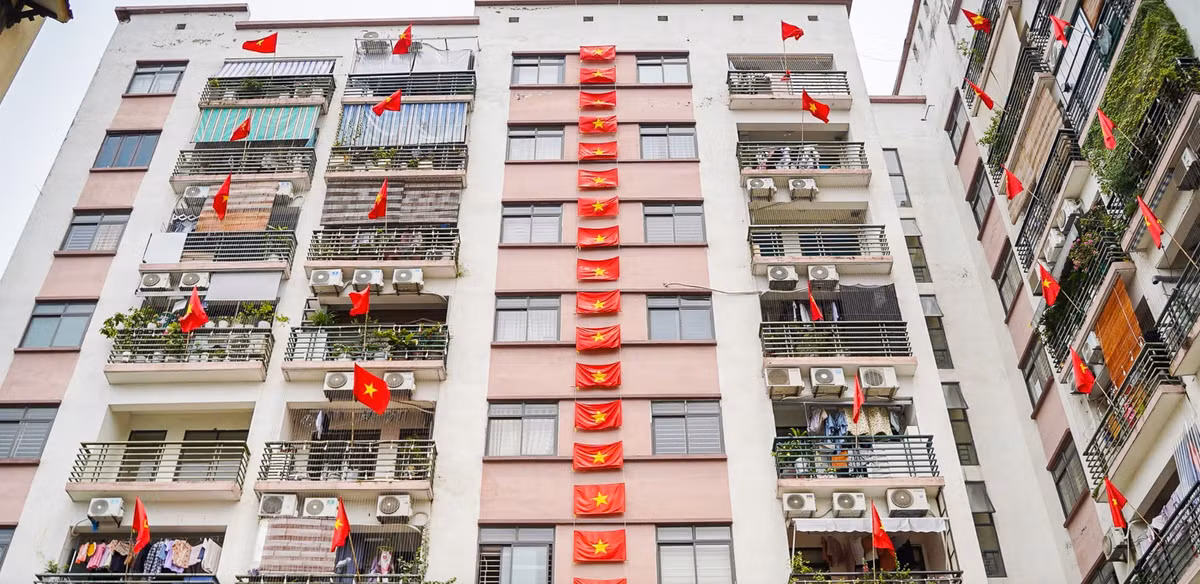 Một chung cư tại quận Long Biên rực rỡ cờ hoa. Ảnh: Khổng Chí/Dân Việt.