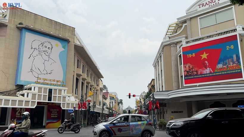 Để chào mừng Quốc khánh 2/9, khu vực ngã tư Tràng Tiền được trang hoàng bằng những quảng cáo trên màn hình led cỡ lớn. Ảnh: Duy Minh/baovephapluat.