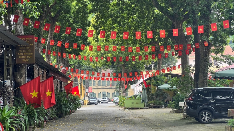 Tại các khu di tích trên địa bàn TP Hà Nội cũng trang trí rất nhiều cờ Tổ quốc, tạo nên một bức tranh đẹp về niềm tự hào, tình yêu quê hương đất nước. Ảnh: Duy Minh/baovephapluat.