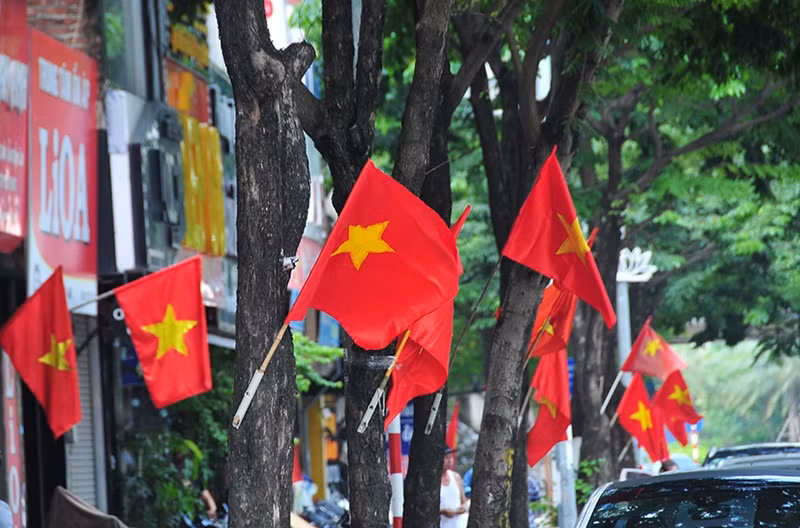 Cờ Tổ quốc rực rỡ tại cả những ngõ nhỏ và đường lớn của Hà Nội. Ảnh: N Phương/ĐCS. 