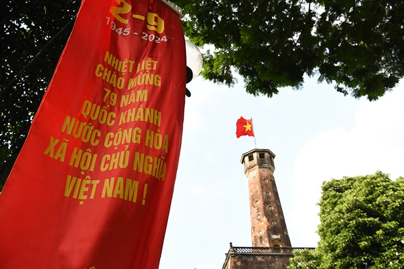 Những ngày cận kề 79 năm Cách mạng tháng Tám và Quốc khánh 2/9, cờ đỏ sao vàng kiêu hãnh tung bay trên đỉnh Cột cờ Hà Nội, biểu tượng của tinh thần bất khuất và niềm tự hào dân tộc. Ảnh: N Phương/ĐCS.
