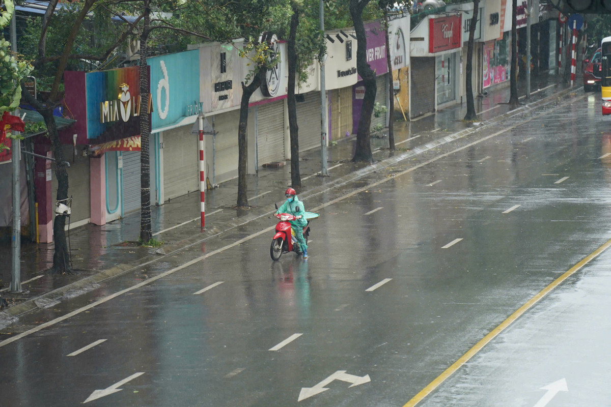 Các tuyến đường Thủ đô đều trong tình trạng vắng vẻ và đã chuẩn bị, sẵn sàng để đón bão số 3.