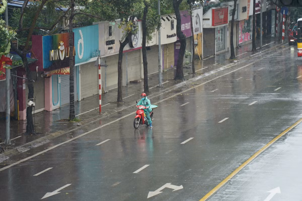 Các tuyến đường Thủ đô đều trong tình trạng vắng vẻ và đã chuẩn bị, sẵn sàng để đón bão số 3.