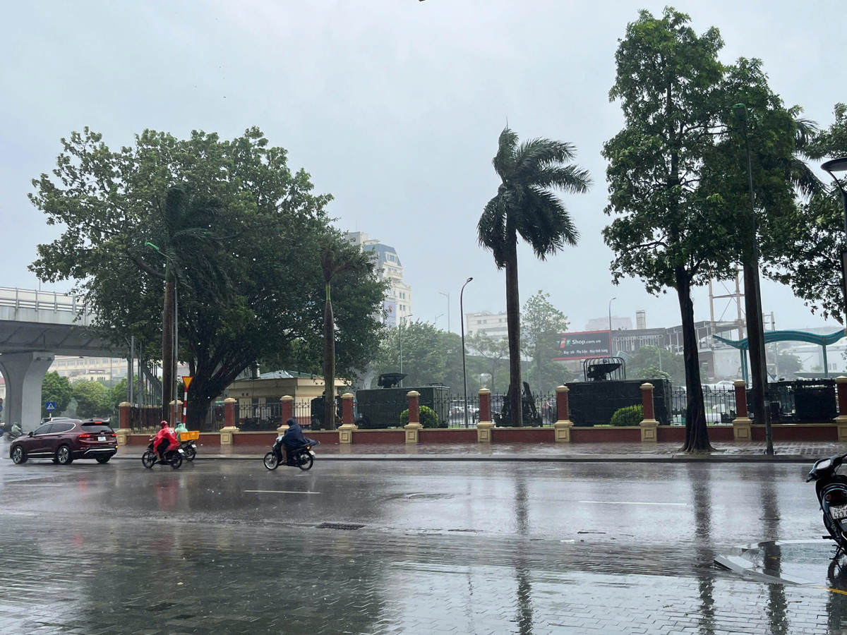 Sức gió lớn cũng đã khiến một số phương tiện di chuyển khó khăn.