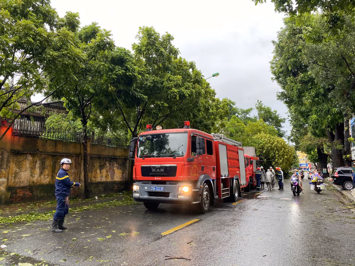 Sáng 8/9, lực lượng PCCC Hà Nội đã nhanh chóng có mặt tại các tuyến đường có cây xanh đổ để dọn dẹp, bảo đảm an toàn cho người dân sau khi bão số 3 đi qua.