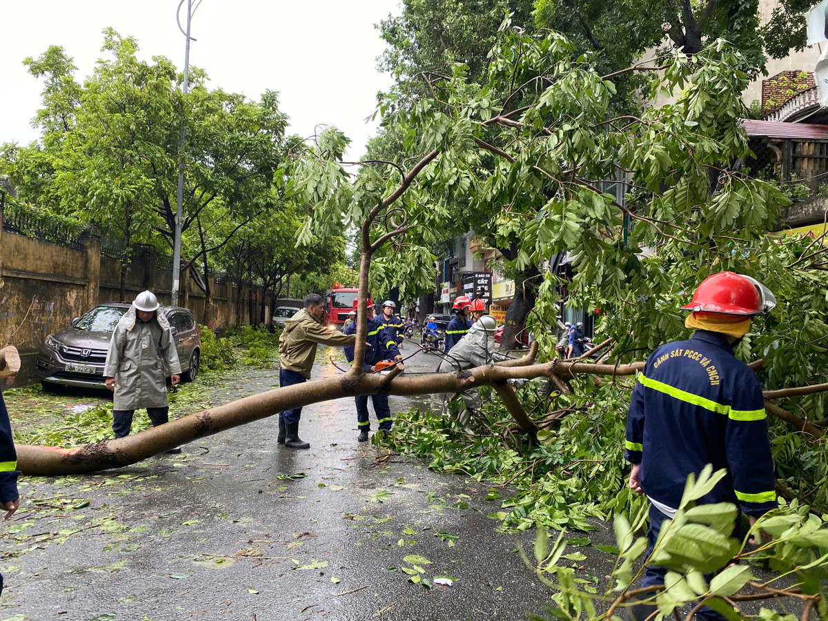Trước cơn bão lịch sử, các cấp các ngành Hà Nội từ hai ngày nay đã chuyển trạng thái công tác. Tối qua, 7-9, Bí thư Thành ủy Bùi Thị Minh Hoài cho biết đã trực tiếp gọi điện chỉ đạo 30/30 bí thư quận, huyện, thị ủy tập trung huy động cả hệ thống chính trị vào cuộc, bằng mọi biện pháp phải tiếp tục theo sát tình hình để bảo đảm an toàn cho dân.