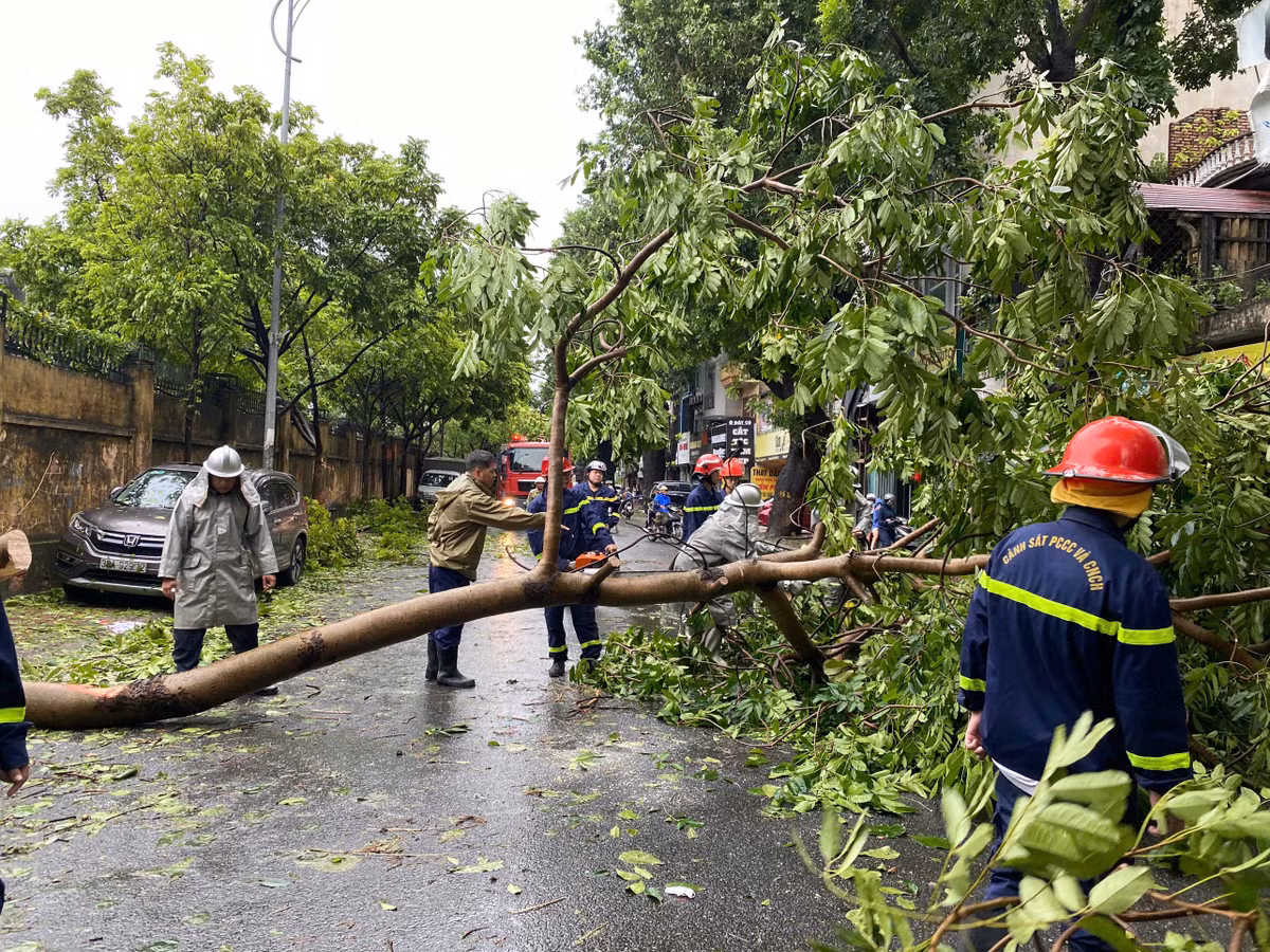 Trước cơn bão lịch sử, các cấp các ngành Hà Nội từ hai ngày nay đã chuyển trạng thái công tác. Tối qua, 7-9, Bí thư Thành ủy Bùi Thị Minh Hoài cho biết đã trực tiếp gọi điện chỉ đạo 30/30 bí thư quận, huyện, thị ủy tập trung huy động cả hệ thống chính trị vào cuộc, bằng mọi biện pháp phải tiếp tục theo sát tình hình để bảo đảm an toàn cho dân.