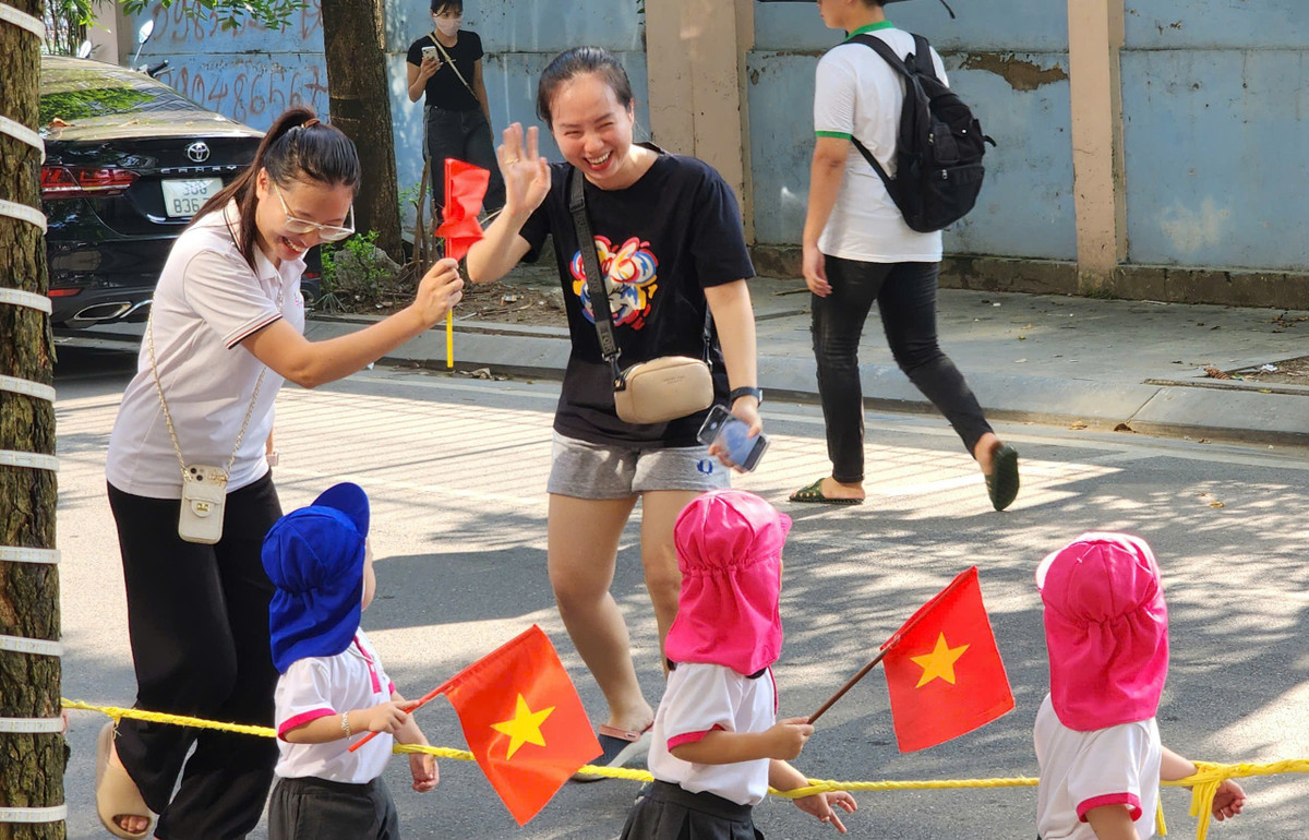 Niềm vui của các con hoà lẫn vào niềm phấn khởi của cô giáo và phụ huynh.