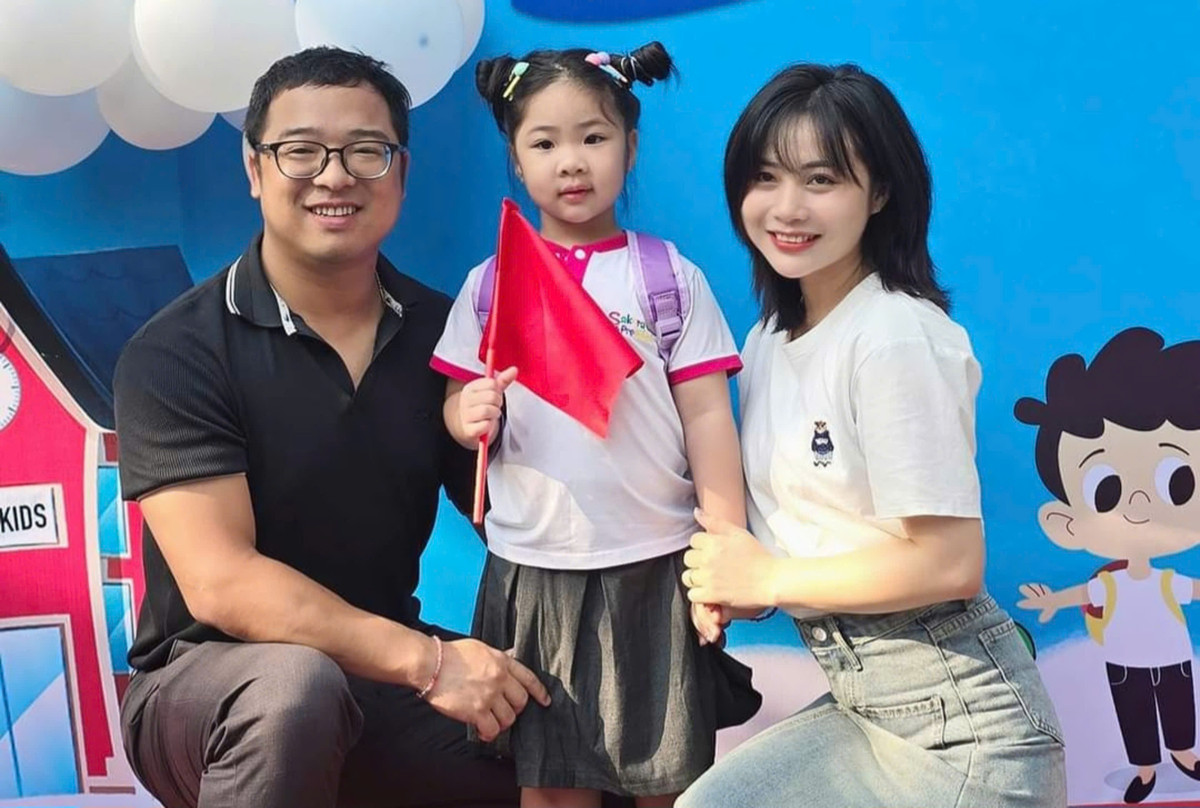 Nhiều phụ huynh dành thời gian để cùng con đến trường và dự lễ khai giảng.