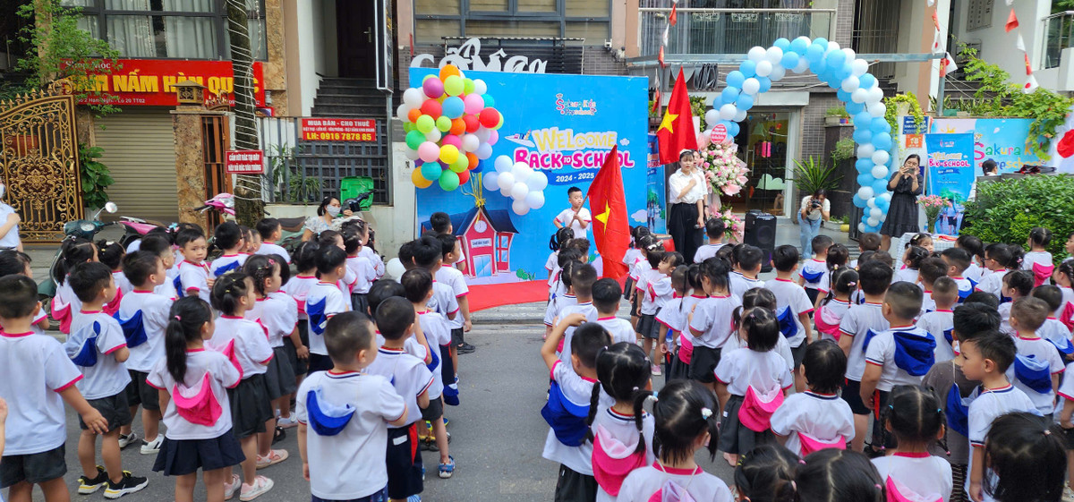 Lễ chào cờ được tổ chức trang nghiêm.