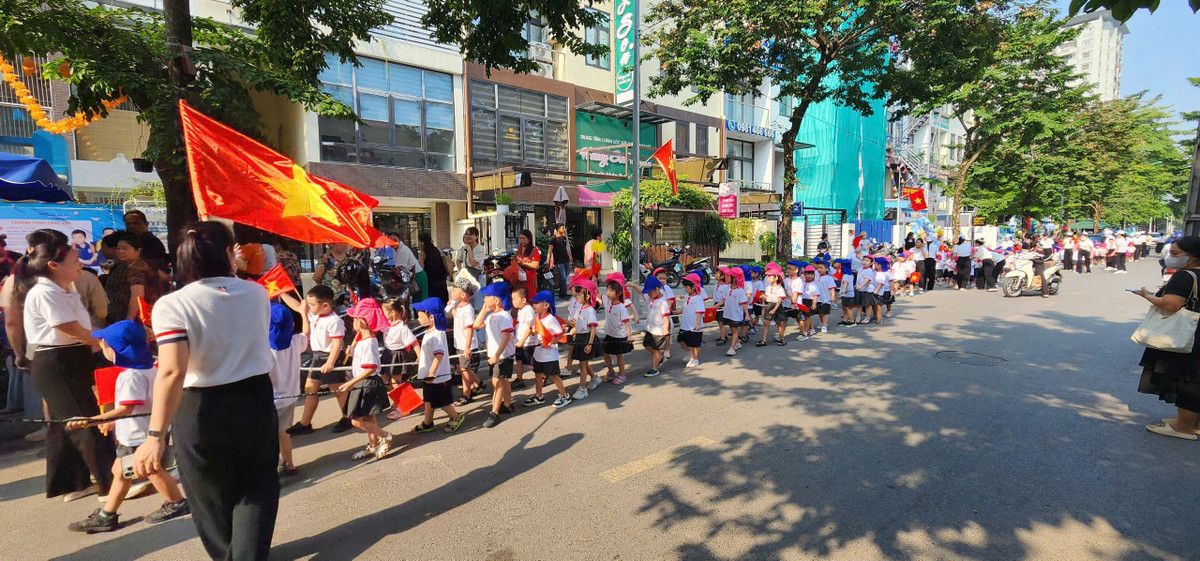 Không khí ngày khai giảng làm sôi động cả một tuyến đường trong khu đô thị.