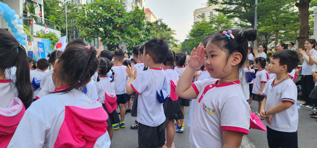 Các con tập trung chào cờ, hát quốc ca và bày tỏ lòng yêu nước.