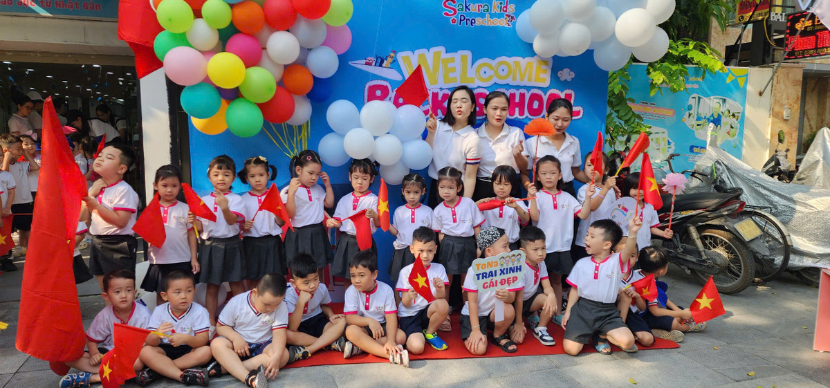 Sáng sớm 5/9, Trường mầm non Sakura Kid (quận Nam Từ Liêm, Hà Nội) bắt đầu đón học sinh chuẩn bị tựu trường, khai giảng. Các con đến trường trong niềm vui phấn khởi và háo hức.