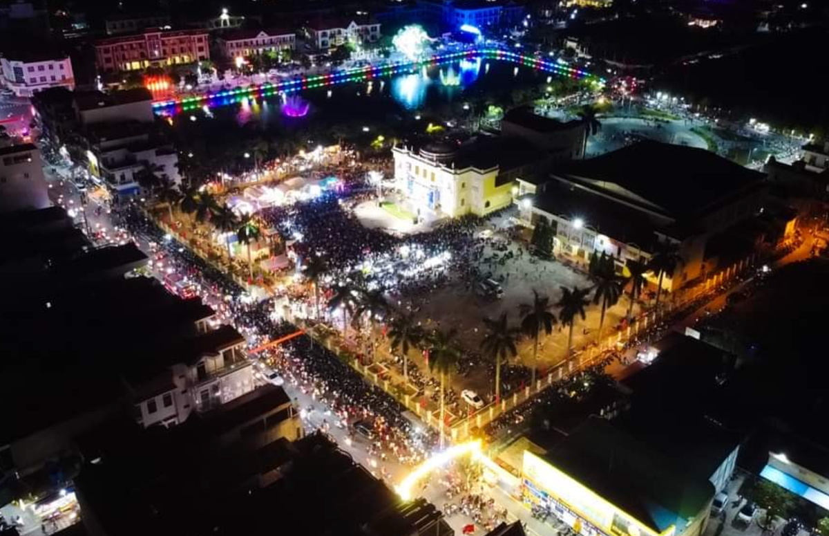 Các chương trình biểu diễn trong dịp Tết Độc lập ở Hải Hậu thu hút đông đảo người đến xem. Do đó, các tuyến đường giao thông đổ về khu vực sân khấu chính trở nên đông đúc, thi thoảng ùn ứ.