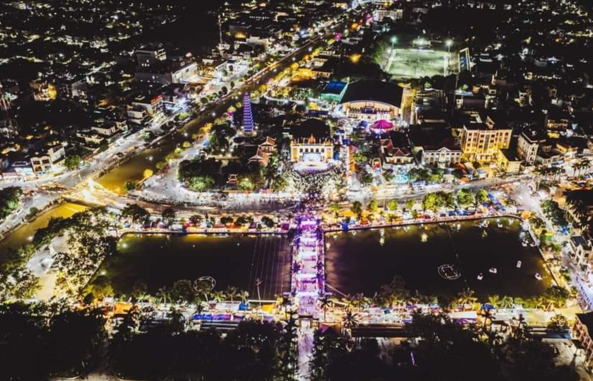 Mỗi dịp này, có hàng chục nghìn người con Hải Hậu ở quê hương cũng như xa xứ tề tựu, sum vầy, hòa mình vào không khí lễ hội với nhiều hoạt động văn hóa, thể thao đặc sắc.