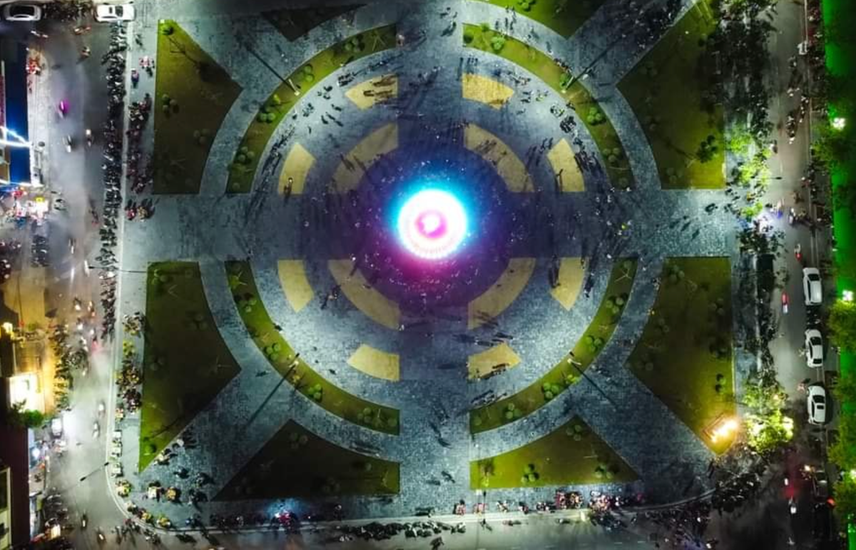 Tối 31/8, khu vực trung tâm huyện Hải Hậu càng lung linh, càng tấp nập hơn khi phần đông người dân ở khắp miền tổ quốc đã kịp sum vầy trước ngày chính hội 2/9.