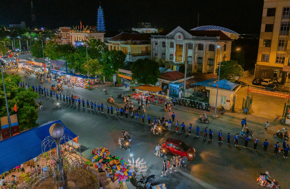 Góp phần hỗ trợ sự kiện là đội ngũ thanh niên tình nguyện từ các xã. Một hàng dài "barie người" đã được thiết lập nhằm phân luồng giao thông.