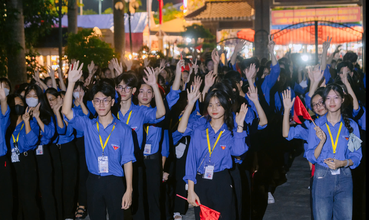 Đại diện CLB Hải Hậu Xanh cho biết, tối 31/8, CLB đã ra quân hỗ trợ lực lượng an ninh trong công tác phân làn, điều tiết giao thông tại khu vực trung tâm huyện Hải Hậu - nơi diễn ra buổi biểu diễn của Nhà hát Nghệ thuật truyền thống tỉnh Nam Định.