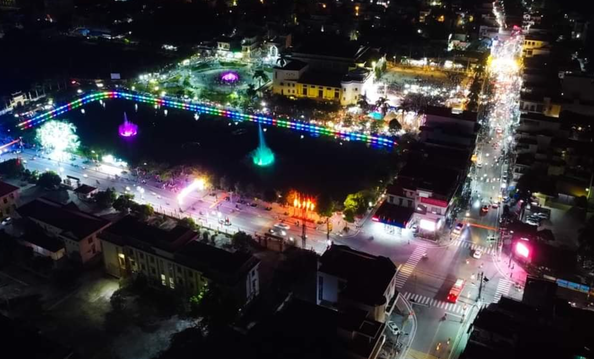 Từ hơn nửa tháng trước ngày 2/9, hàng loạt sự kiện đã diễn ra ở các xã, thị trấn như thi đấu bóng đá, bóng chuyền hơi, bơi chải, văn nghệ quần chúng, chơi tổ tôm điếm, kéo co, cờ tướng...