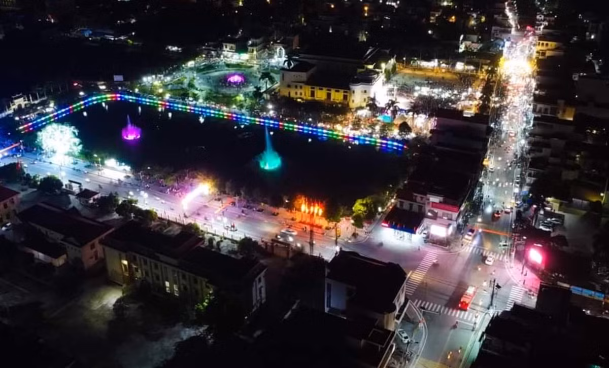 Từ hơn nửa tháng trước ngày 2/9, hàng loạt sự kiện đã diễn ra ở các xã, thị trấn như thi đấu bóng đá, bóng chuyền hơi, bơi chải, văn nghệ quần chúng, chơi tổ tôm điếm, kéo co, cờ tướng...