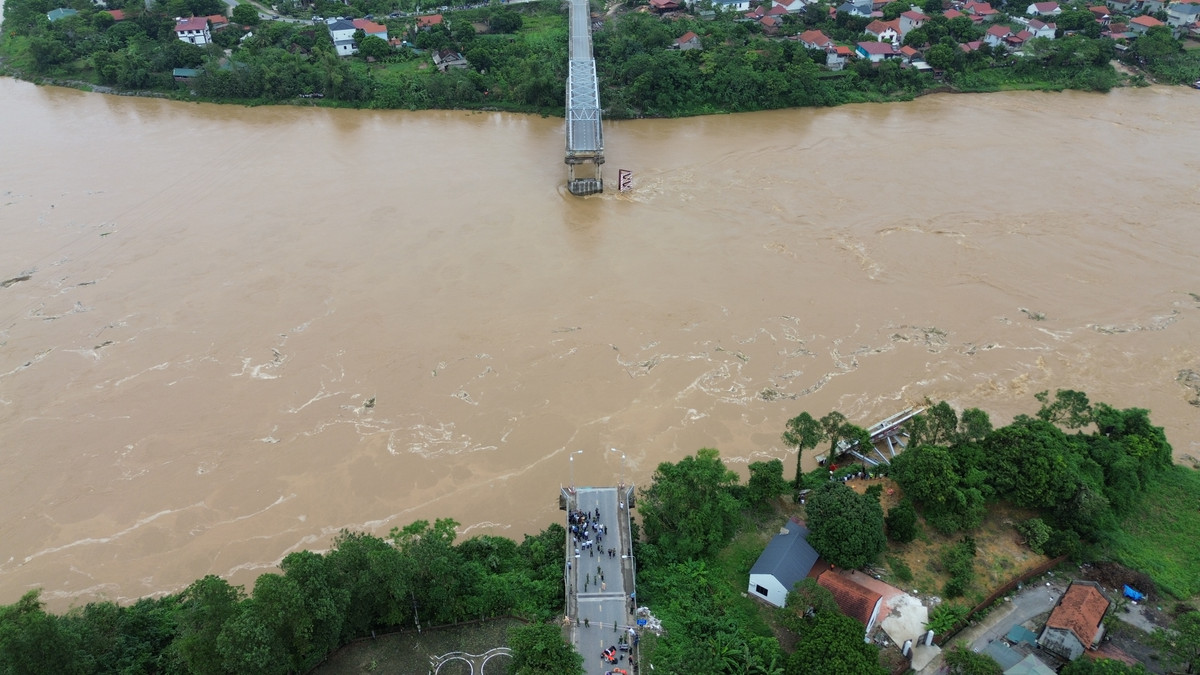 Sập cầu Phong Châu: Dùng camera bay tìm người Sap cau Phong Chau: Dung camera bay tim nguoi