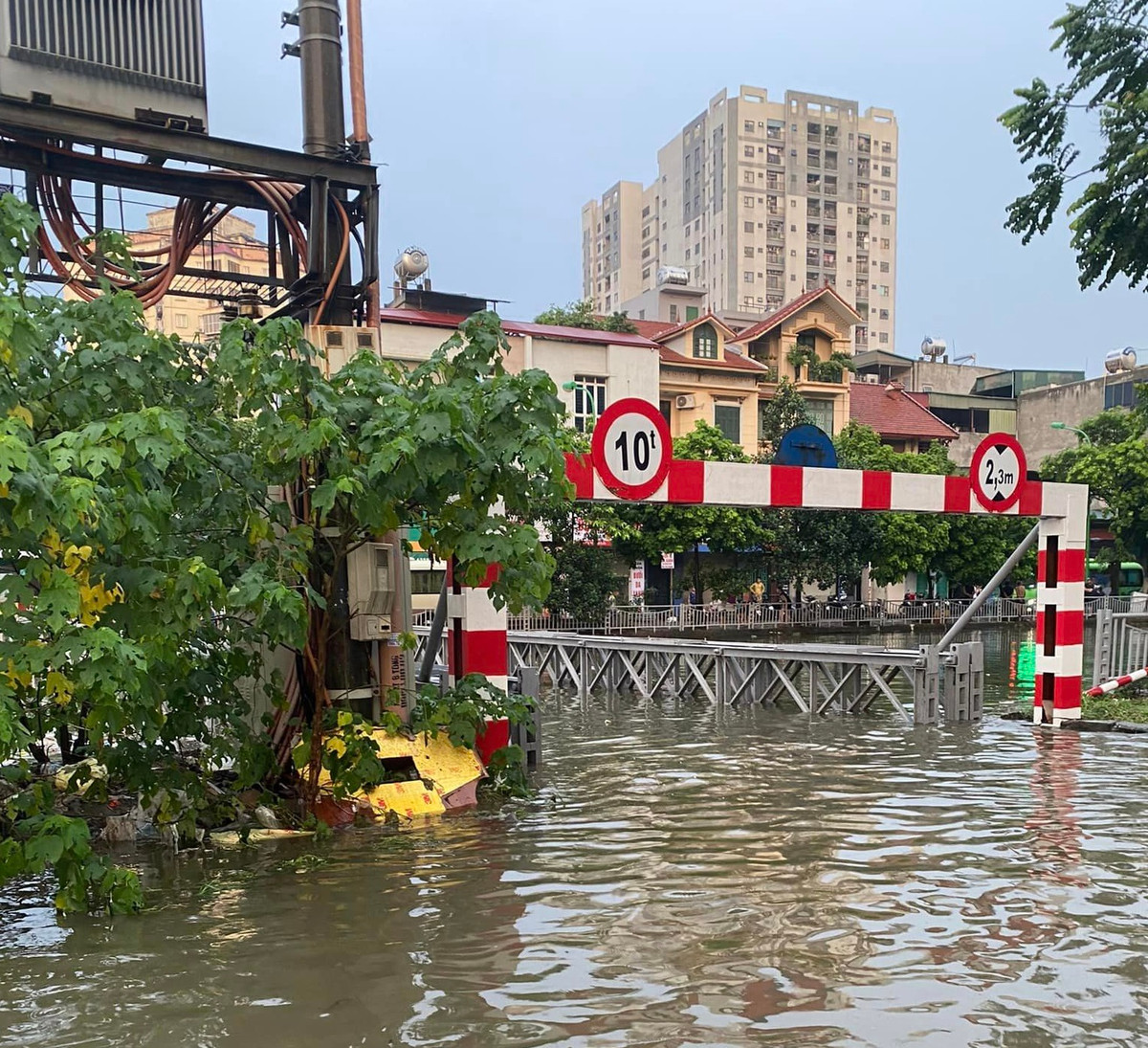 Một số cây cầu cũng đã bị ngập lụt.