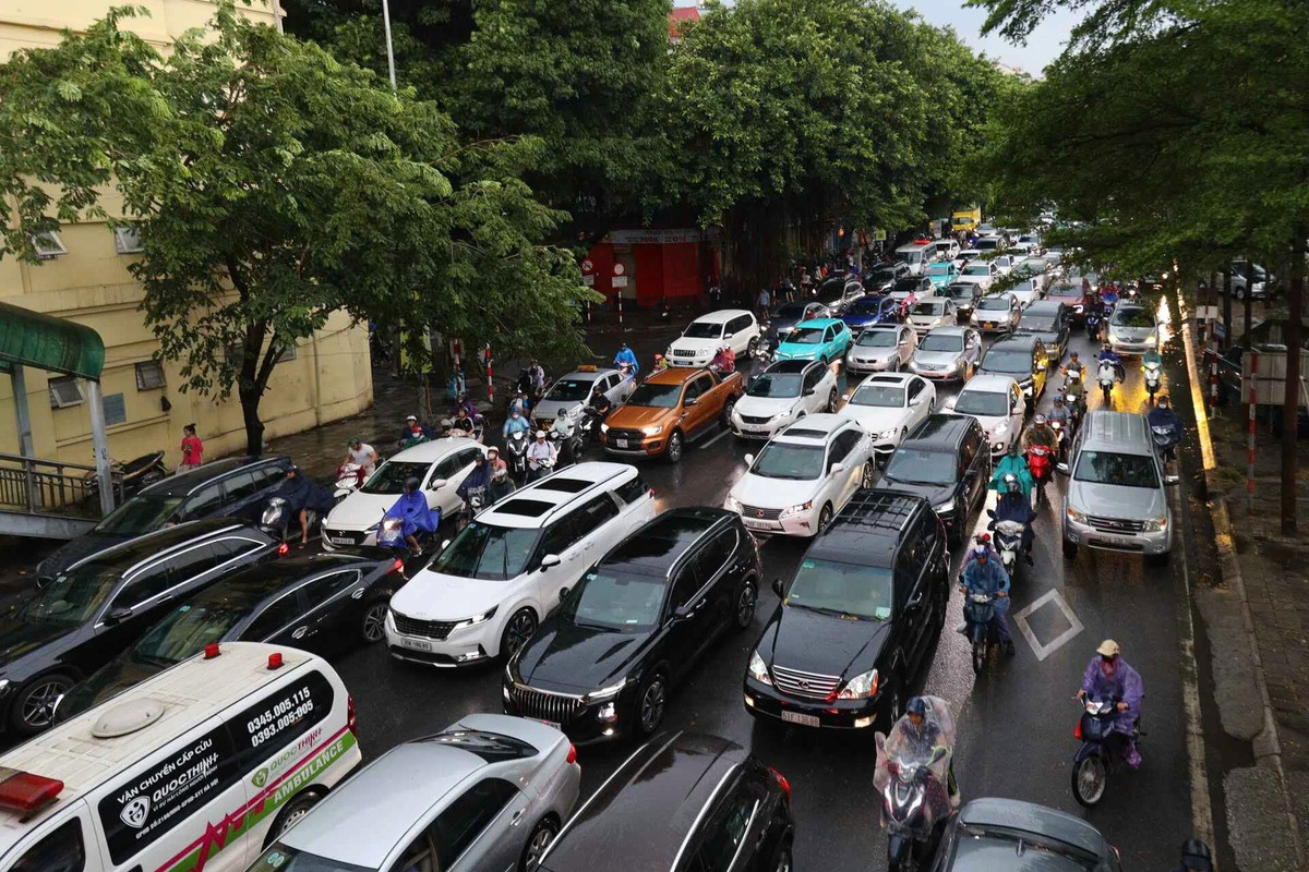 Hiện giao thông Hà Nội vẫn đang trong tình trạng ùn ứ tại nhiều tuyến đường nội đô.